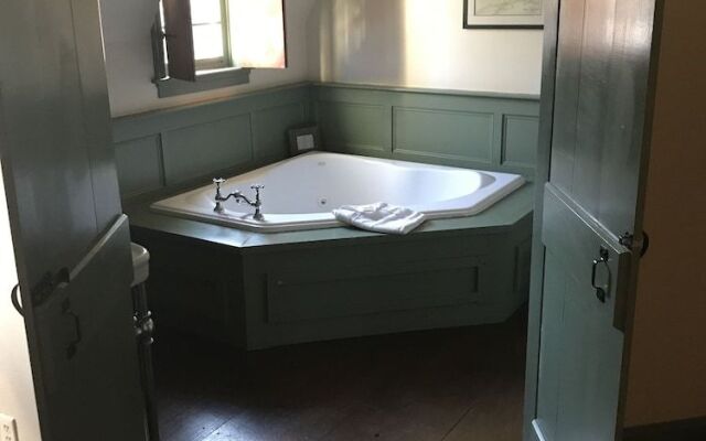 The Red Lion Inn Resort 1704