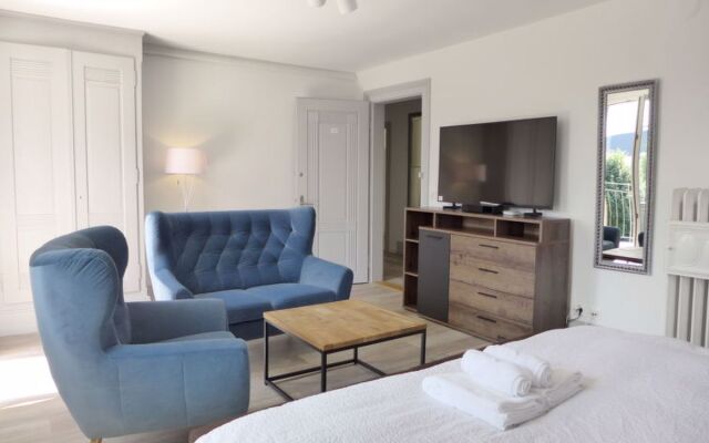 Henrys Apartment 300