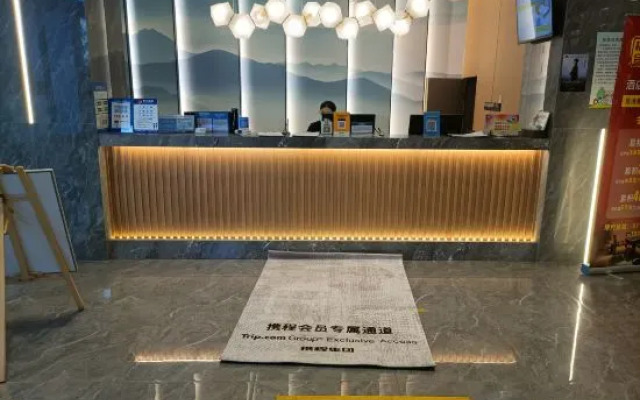 Yinji Hotel (Yuhuan Wuyue Plaza)