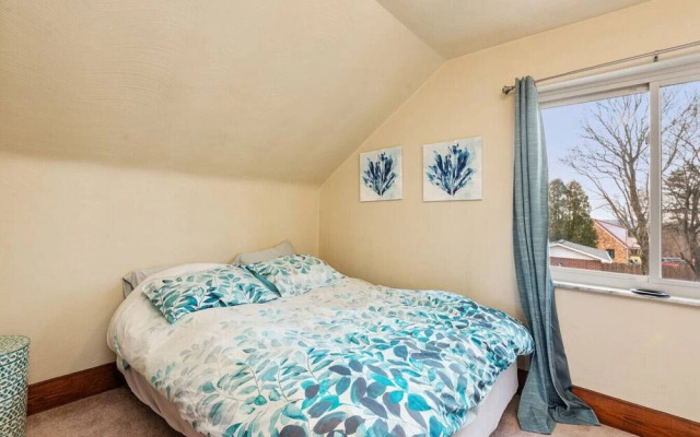 4BR Chalet with Seasonal Pool Hot Tub