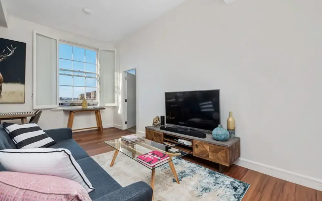 Inner-city Apartment Minutes Walk to Dining Hubs
