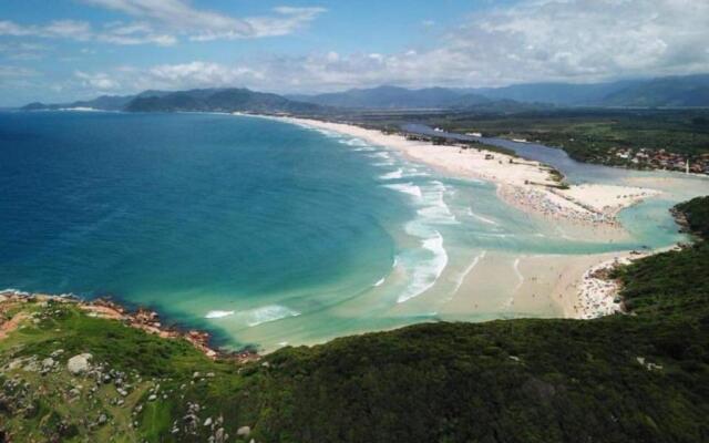 Gênesis Beach Hostel! Quartos compartilhados e privativos na Pinheira