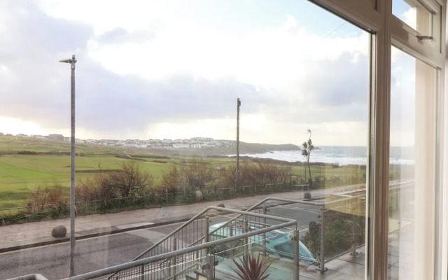 5 Fistral Waves