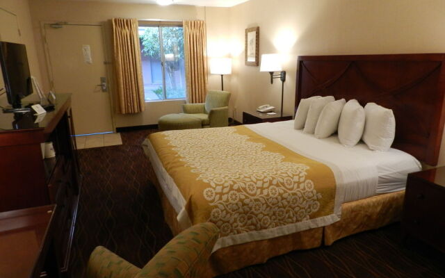 Days Inn & Suites by Wyndham San Diego Near Sea World