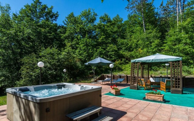 Estate With 5 Apartments, Swimming Pool, Large Garden