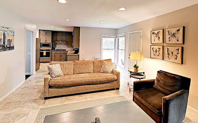 3BR 2BA Remodeled Rosedale House by RedAwning
