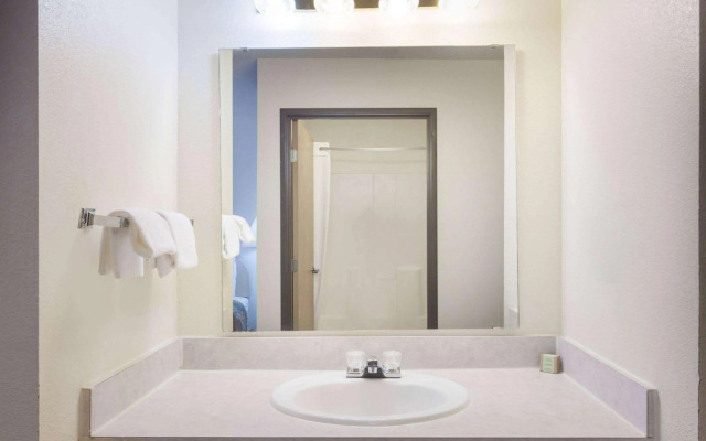 Holiday Inn Express Hotel & Suites by IHG