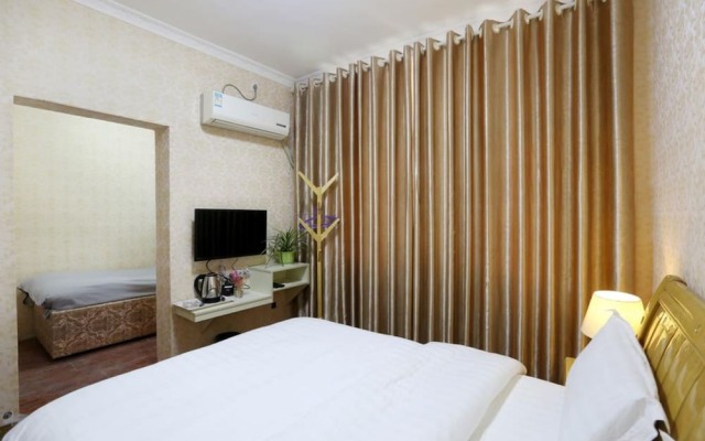 Flower House Girl Youth Hostel