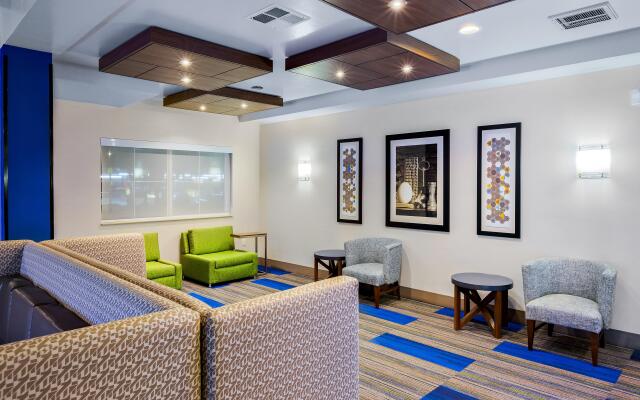 Holiday Inn Express & Suites Chico by IHG