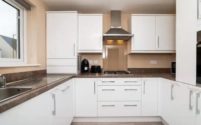 3 Bedroom House-private Parking