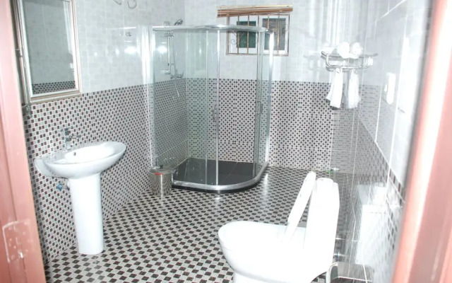Obaa'S Golden Plaza Hotel