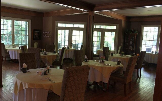 Eight Gables Inn