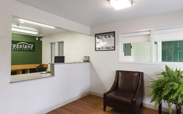 HomeTowne Studios By Red Roof Denver - Glendale/ Cherry Creek