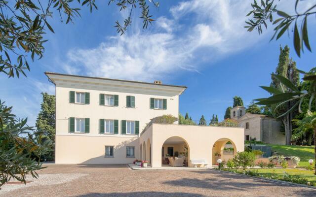 Splendid Villa in Macerata With Pool & Views