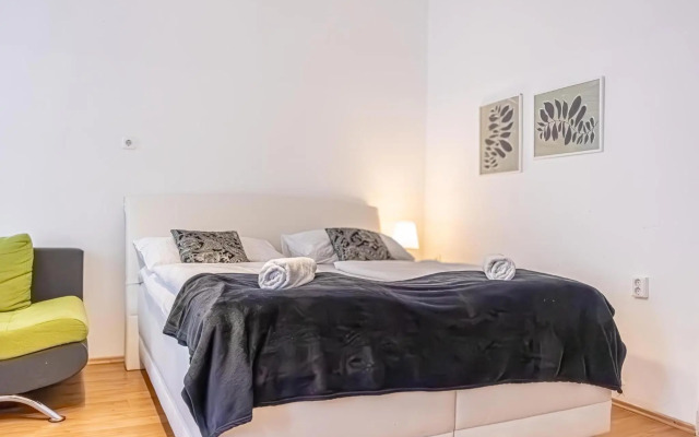 Comfortable 2BR Apt. Central and Well Connected