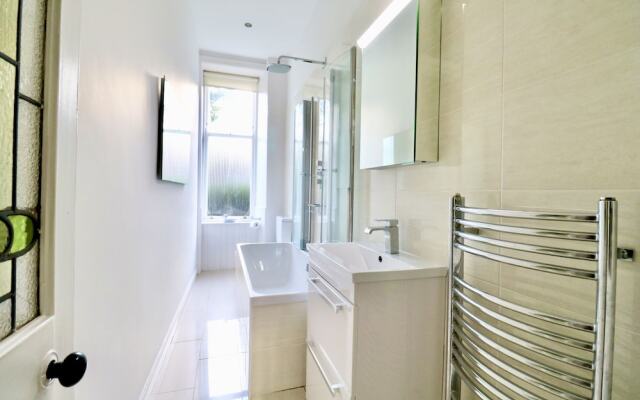 Period Deco flat in west end