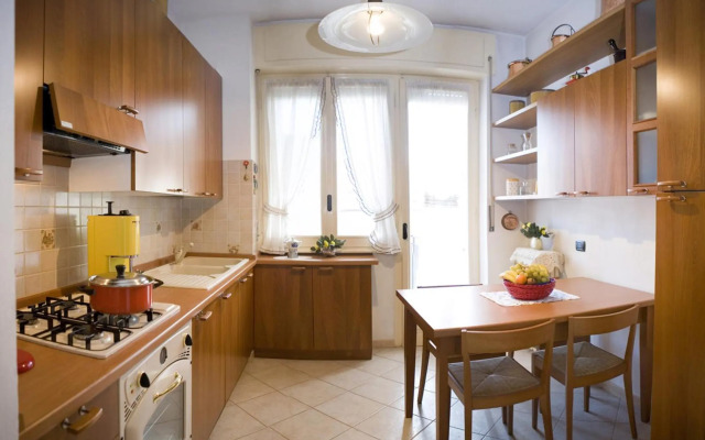 Silky House with Private Parking