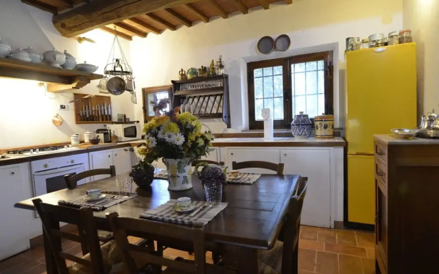 Pleasant Villa In Valiano With Terrace, Garden, Sun-Loungers