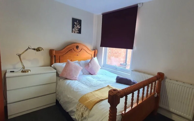Room in Guest Room - Nice Large Room in Coventry