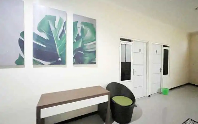 RedDoorz Syariah Nanna Homestay Near Dino Park