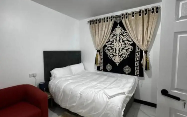 OYO Unique Guestroom - Farnworth, Easy Access to Bolton