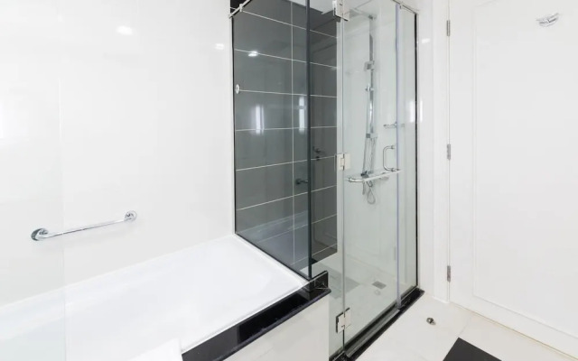 Luxury Urban Retreat w Burj Khalifa Views