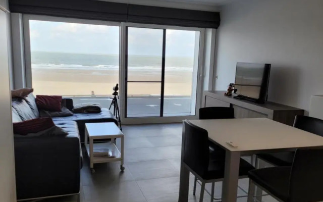 Studio 105 op zeedijk met frontaal zeezicht 1ste verdiep