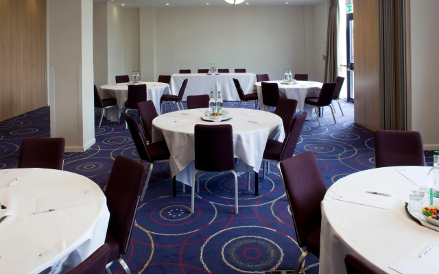 Holiday Inn Express London - Newbury Park