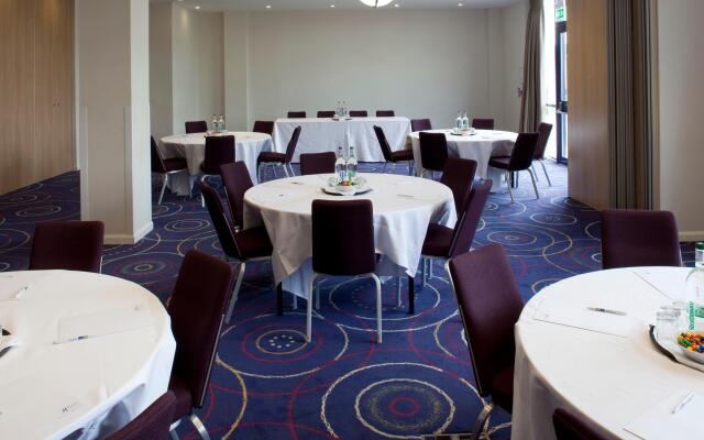Holiday Inn Express London - Newbury Park
