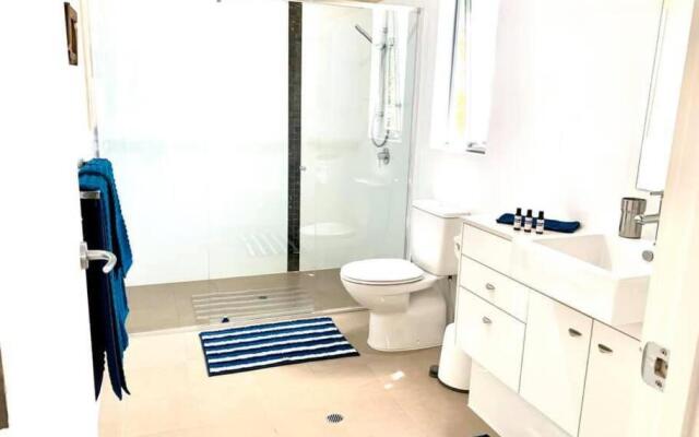 Karibu Beach Retreat- panoramic sea views 4 bdrms