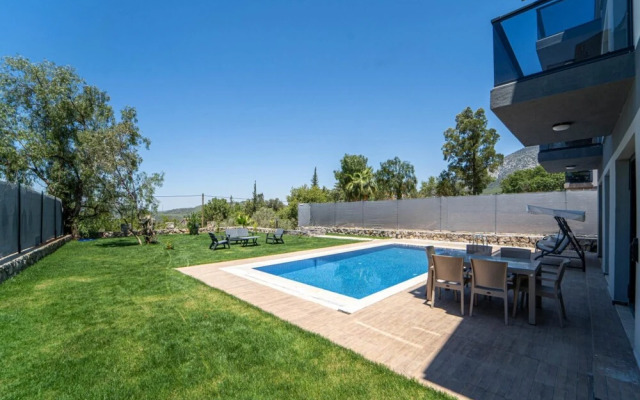House With Private Pool and Backyard in Fethiye