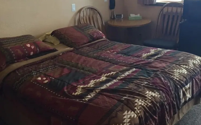 Going-To-The-Sun Inn & Suites