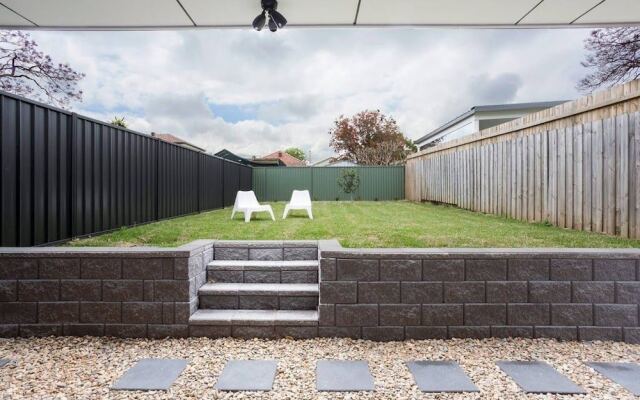 5 Bedroom Sydney Mansion with Parking
