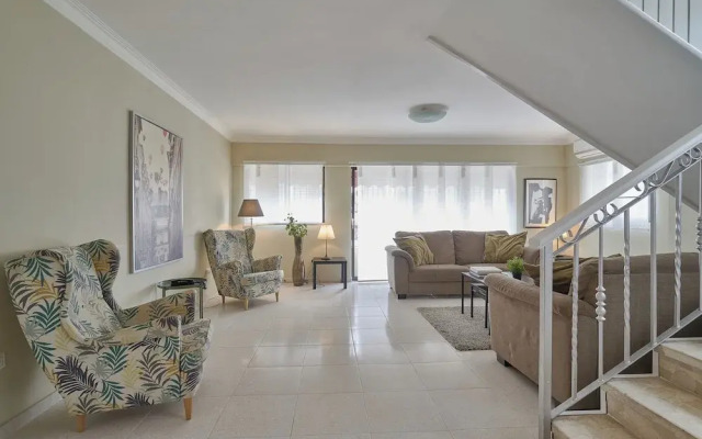 Penthouse in Evaristo Morales Sleeps 14