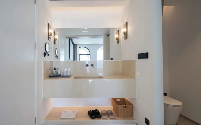 Miyue Roman Holiday Bubble Pool hotel