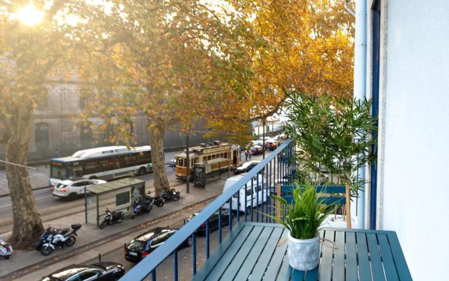 Riverside 2 Bedroom Apartment by DA'HOME