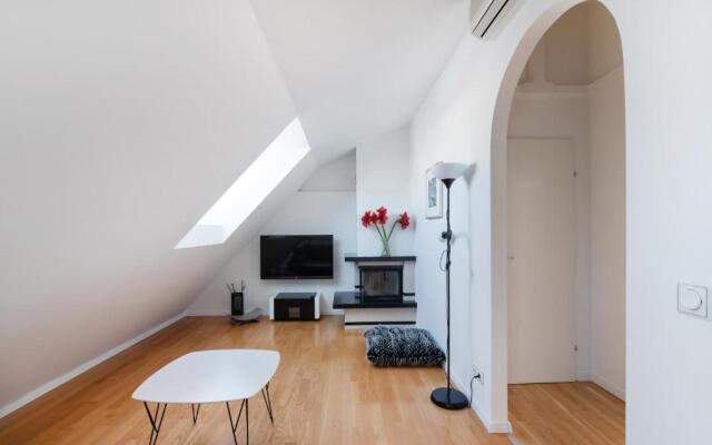 Vienna Roof Top Apartment with Terrace, Parking and AC