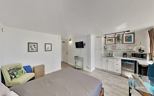 Hawaiian Monarch 805 Condo by RedAwning
