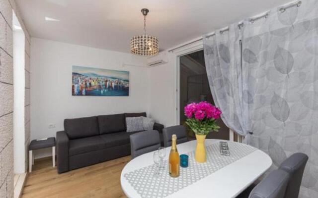 Apartment Hitri - One Bedroom Apartment With Terrace and Garden View