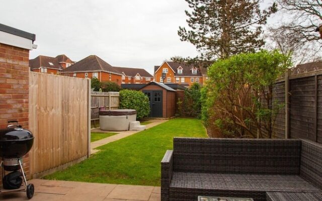 3bed House, Sleeps 7 - Hot Tub, Garden, Parking