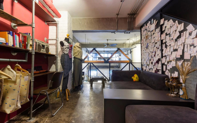 Box Hostel N Cafe