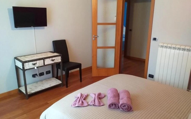 Room in Guest Room - Camera Rosa Appartamento Quadrifoglio