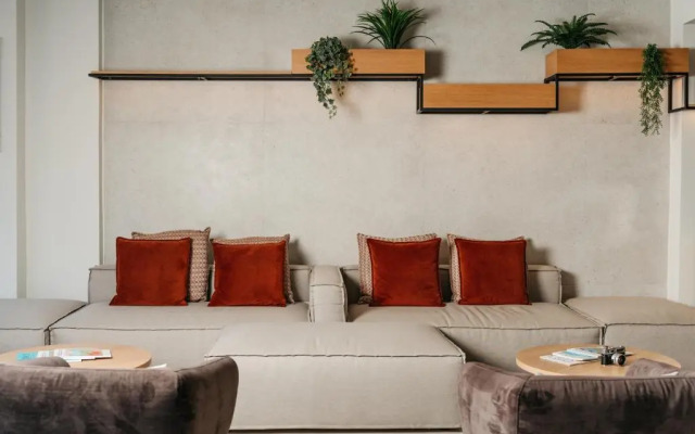 The City Hotel & Suites