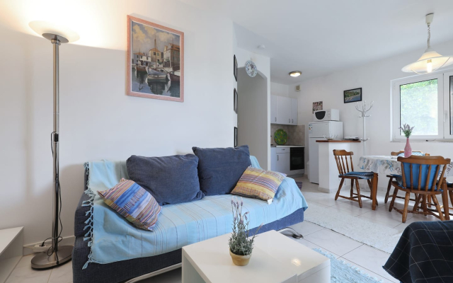 Apartment Djurdja - 20 m from beach : A2 Luka Murter, Island Murter