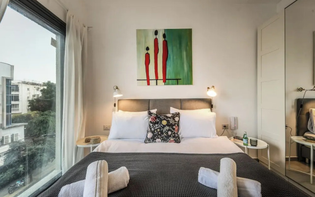 Stylish 2BR Apt with Balcony and View