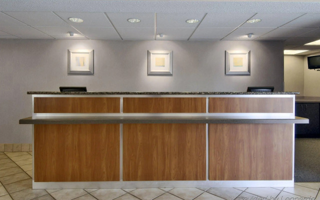 Super 8 by Wyndham Deerfield/Northbrook