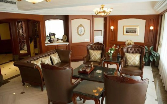 Enrichee Gloria Plaza Hotel