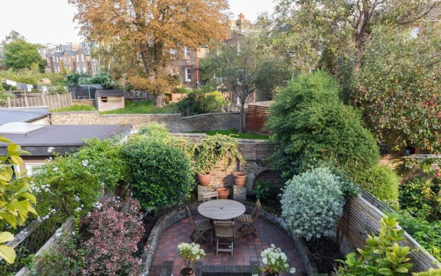 Fabulous 4-Bed House in Fulham with Garden!
