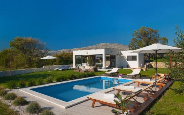 Luxury Villa Luminosa