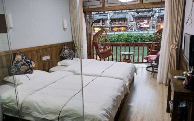 Yilushang Inn (Fenghuang Hanging Building)